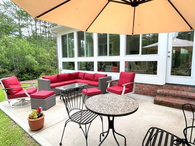 Building Photo - Beautifully appointed furnished 4 bedroom ...