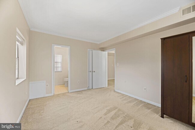 Building Photo - 1817 Queens Ln