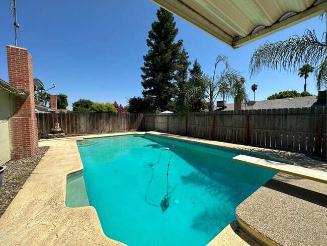 Building Photo - SW Visalia Home coming soon!!