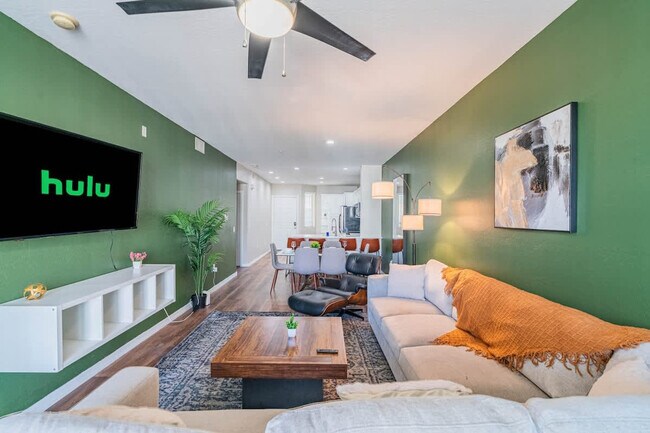 Building Photo - 1275 E University Dr