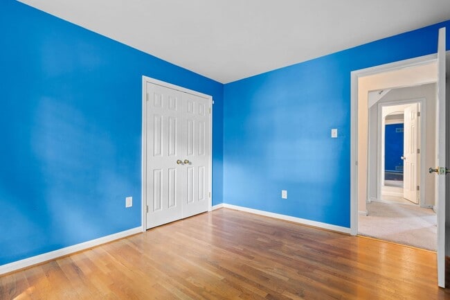 Building Photo - 5 Bed 3 Bath - Rockville Colonial - Update...