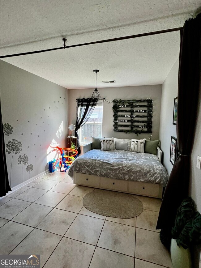 Building Photo - 125 Walnut Wy