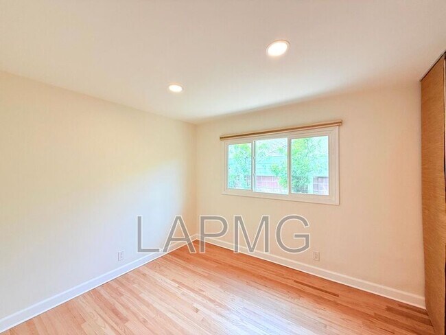 Building Photo - 16457 Gledhill St