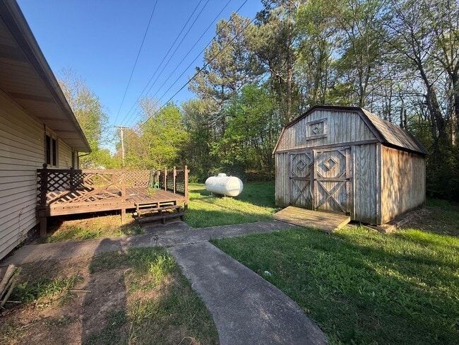 Building Photo - 2-3 Bedroom house with 2 bathrooms and garage