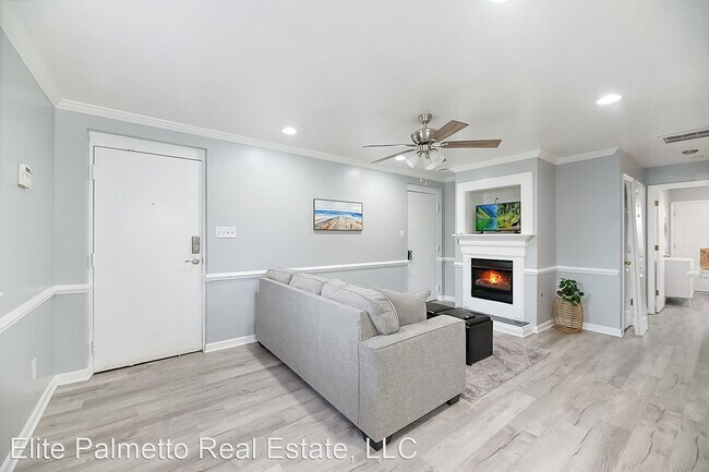 Building Photo - 2 br, 1 bath House - 3930 Azalea Drive Unit D