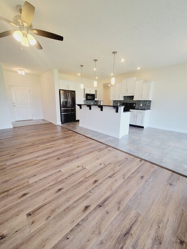 Building Photo - Bent Tree Subdivision - 4 Bedrooms w/ 3 Car Garage