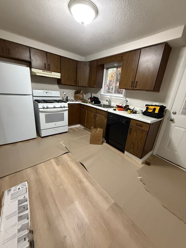 Building Photo - 206-208 Higgins Crowell Road