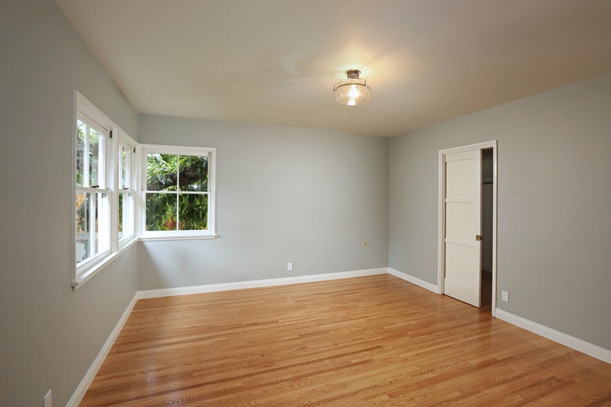 Building Photo - 1223 Oak Cir Dr