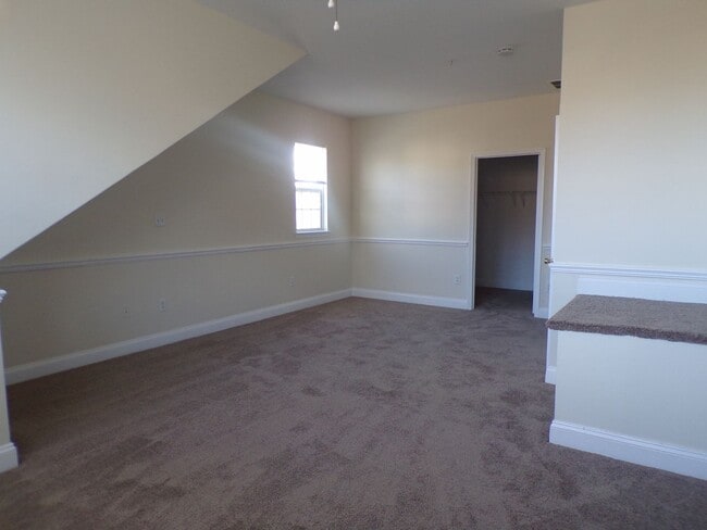 Building Photo - Odenton, 3 level twhs, end unit, Master su...