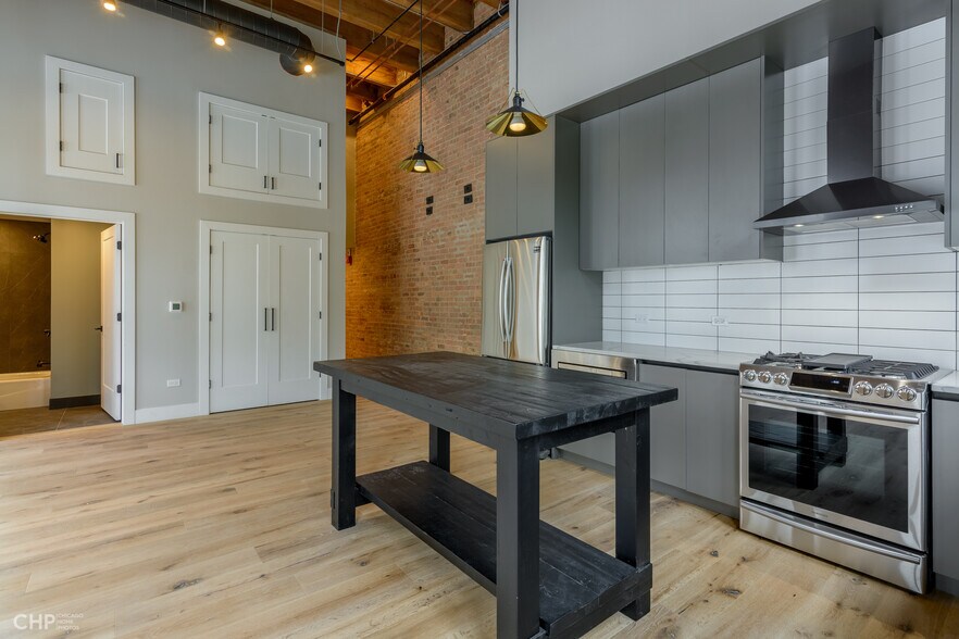 Building Photo - 731 N Sangamon St