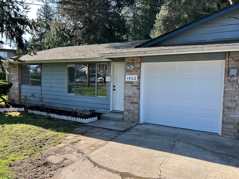 Building Photo - 1602 E Hazel Ave