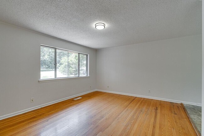 Building Photo - Amazing 4 bedroom 3 bathroom for rent!