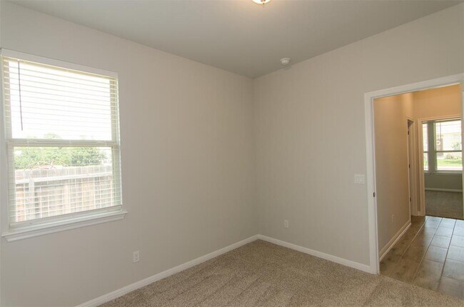 Building Photo - 905 Olive Creek Dr