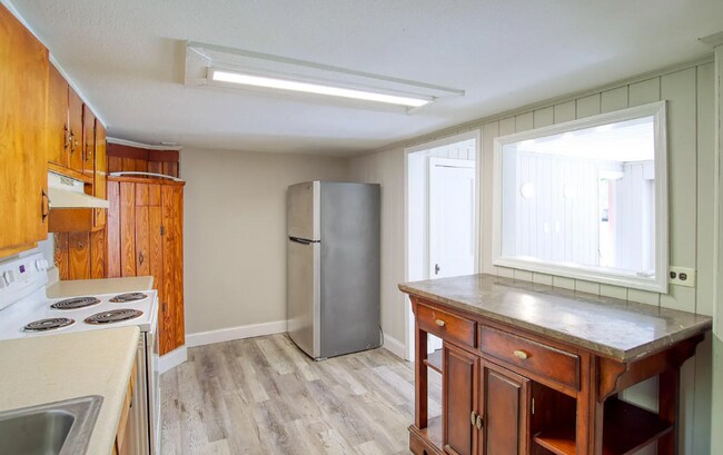 Building Photo - 9924 Sunset Dr