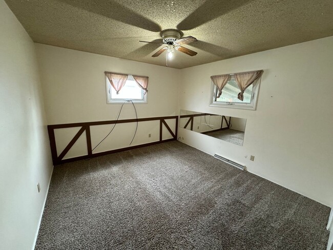 Building Photo - Quiet Home On The East Side of Great Falls!