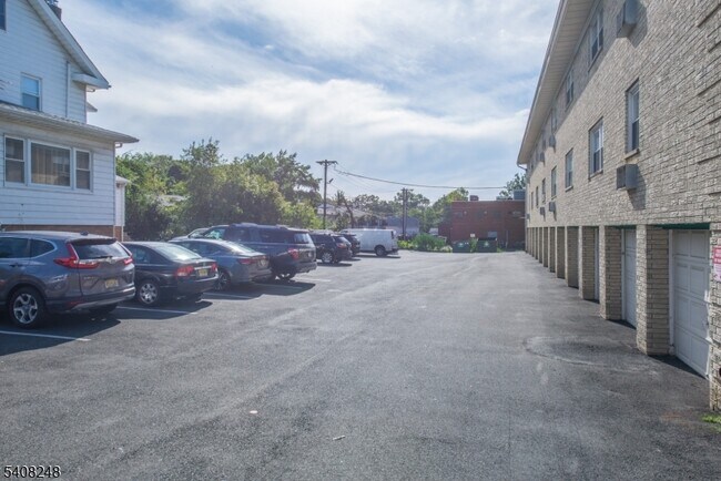 Building Photo - 20 Halsey Ave