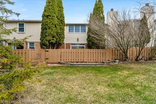 Building Photo - 1613 Brentwood Dr