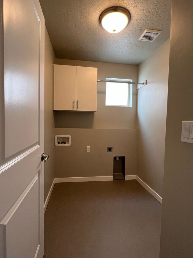 Building Photo - Beautiful 4 bed 2.5 bath Blackrock home in the Verado Subd just off N Locust Grove and Ustick Rd