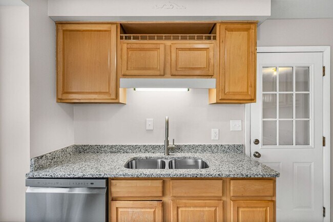 Building Photo - 3 Bedroom Pet Friendly Home For Rent Near Post!