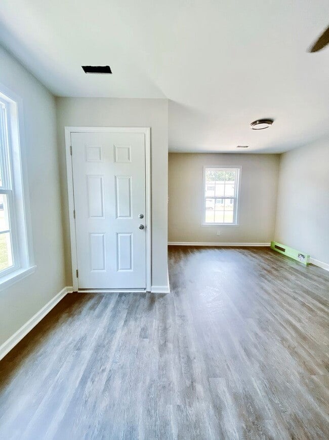 Building Photo - 1065 Farm Pond Ln