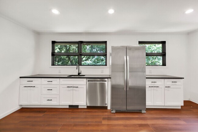 Building Photo - 3407 Batavia St