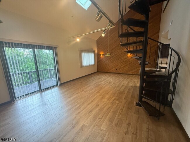 Building Photo - 11 Great Gorge Dr