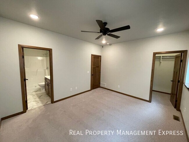 Building Photo - BRAND NEW 4 BED 3 BATH TWIN HOME