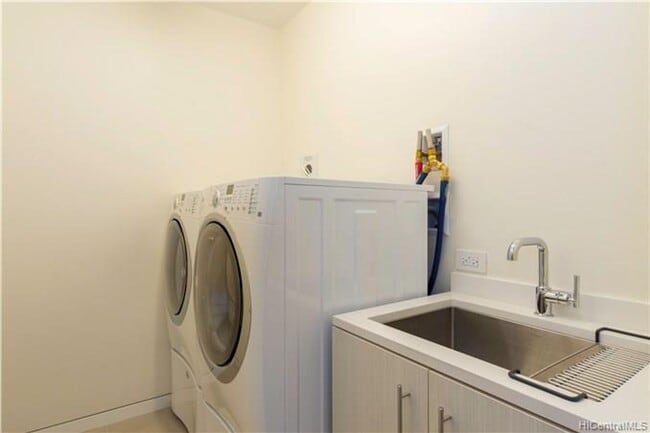 Building Photo - Waiea 11th Floor 2/2.5/2 with Ocean and Diamond Head Views