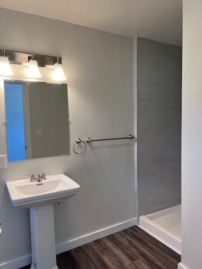 Building Photo - Beautifully remodeled and completed 1 bedr...