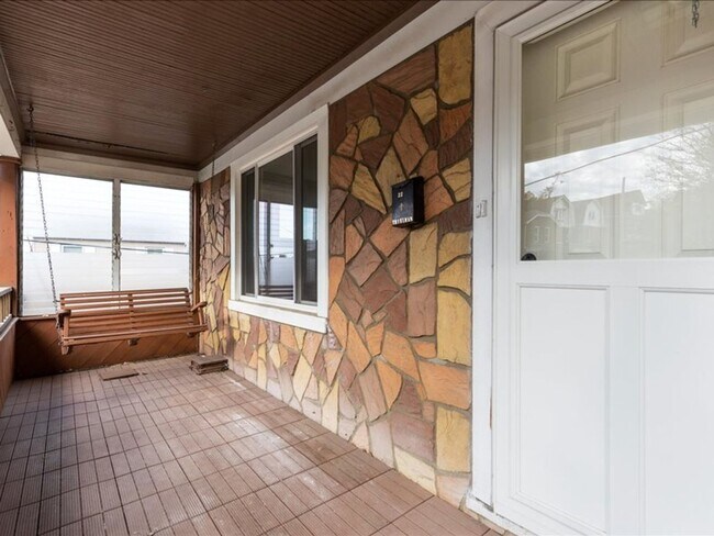 Building Photo - Updated 2 Bed, 1.5 Bath Home in Carrick For Rent – Move-In Ready