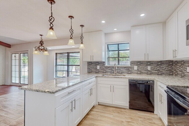 Building Photo - 2116 Northmoor Dr