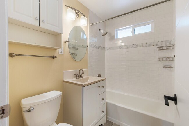 Building Photo - Light-Filled 3BR Home w/ Large Fenced in Yard