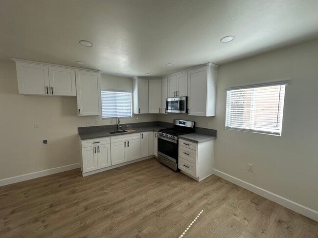 Building Photo - Newly Built Modern 1 Bed / 1 Bath Unit for...