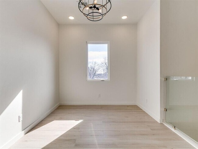 Building Photo - 605 N Idaho Ave