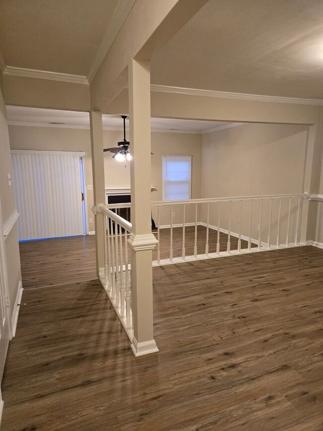 Building Photo - Spacious 3 Bedroom 2.5 Bath Townhouse in K...