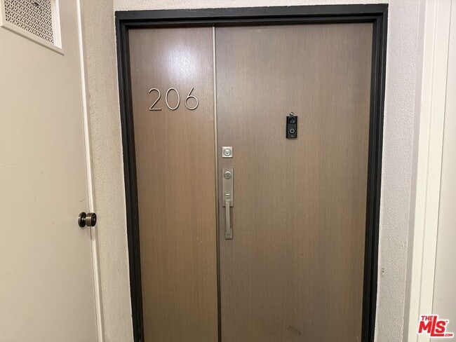 Building Photo - 723 Westmount Dr