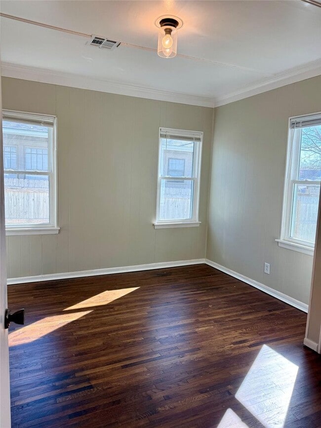 Building Photo - Great neighborhood, watchful neighbors, darling Midtown home near fairgrounds & TU.