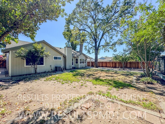 Building Photo - 3 bedroom on a Large Corner Lot