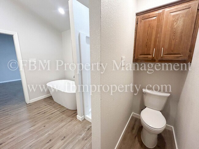 Building Photo - 806 Cresside Ln