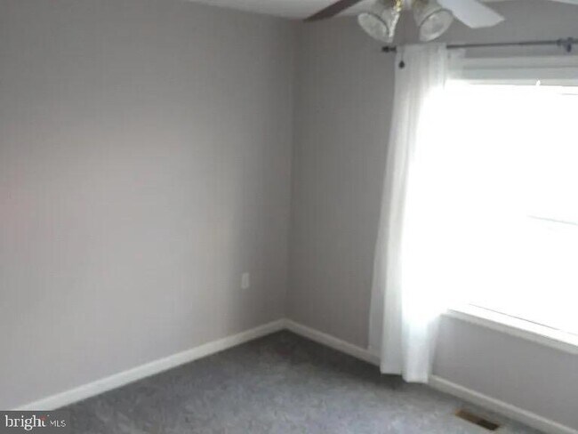 Building Photo - 356 Oak Lee Dr