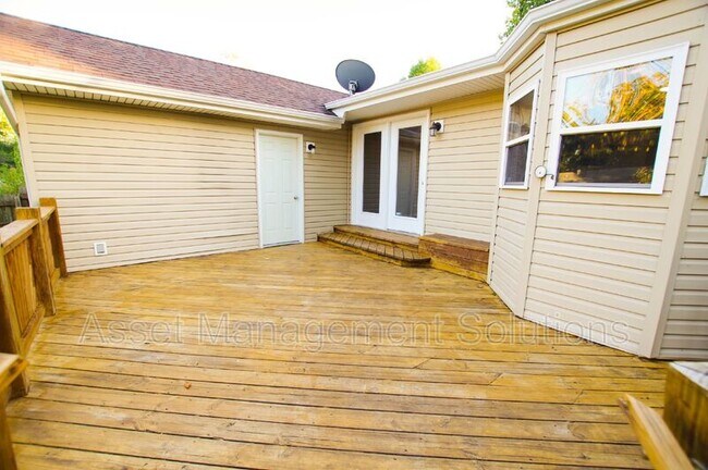 Building Photo - 723 Riderwood Dr