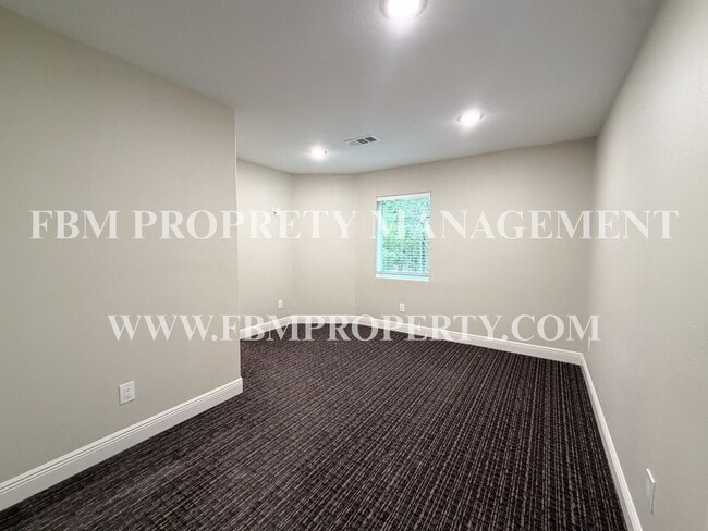 Building Photo - 338 Post Oak Dr