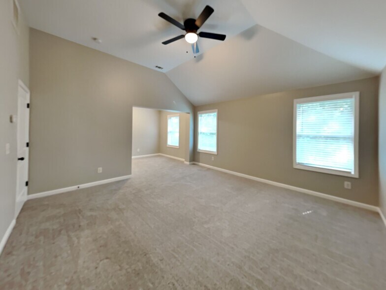 Building Photo - 400 Louise Way