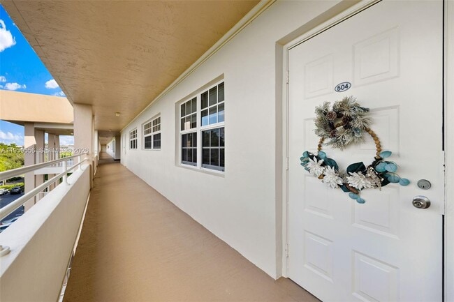 Building Photo - 3850 Oaks Clubhouse Dr