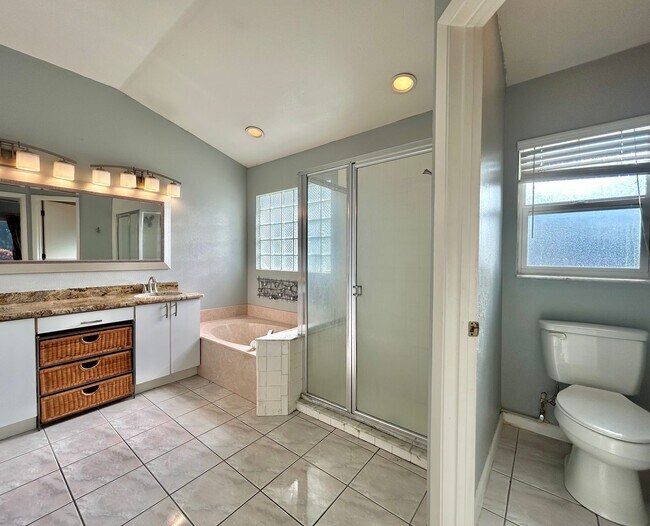 Building Photo - Waterfront Pool Home in Waterford Lakes