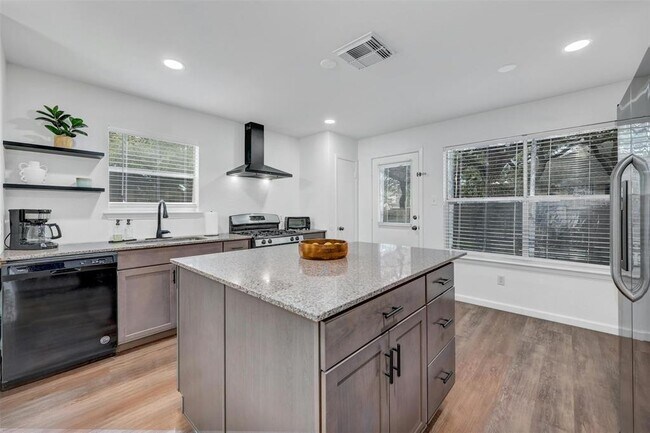 Building Photo - 1700 Palmetto Dr