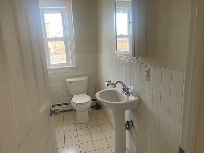 Building Photo - 585 Main St