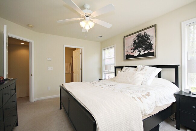 Building Photo - Pet Friendly Mill Creek Village Townhome