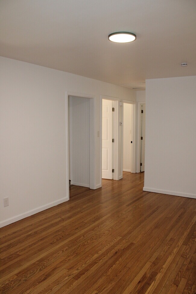 Building Photo - 4bed 2 full bath in Independence off Truma...