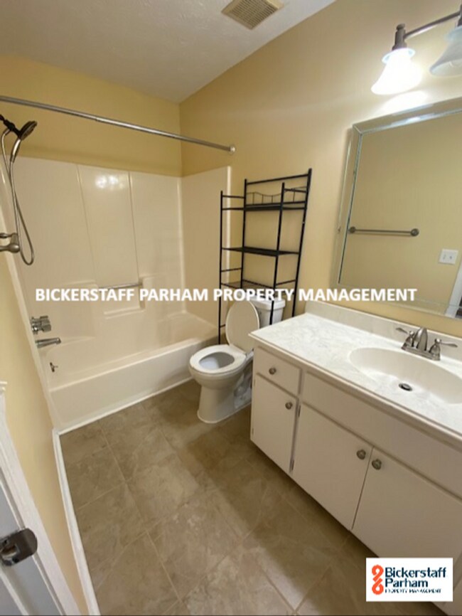 Building Photo - This Cozy Condo Has Your Name All Over It !
